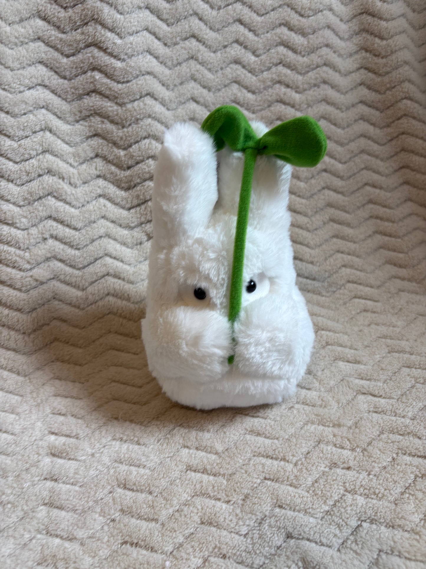 MY NEIGHBOUR TOTORO - White Totoro with leaf - Nakayoshi Plush