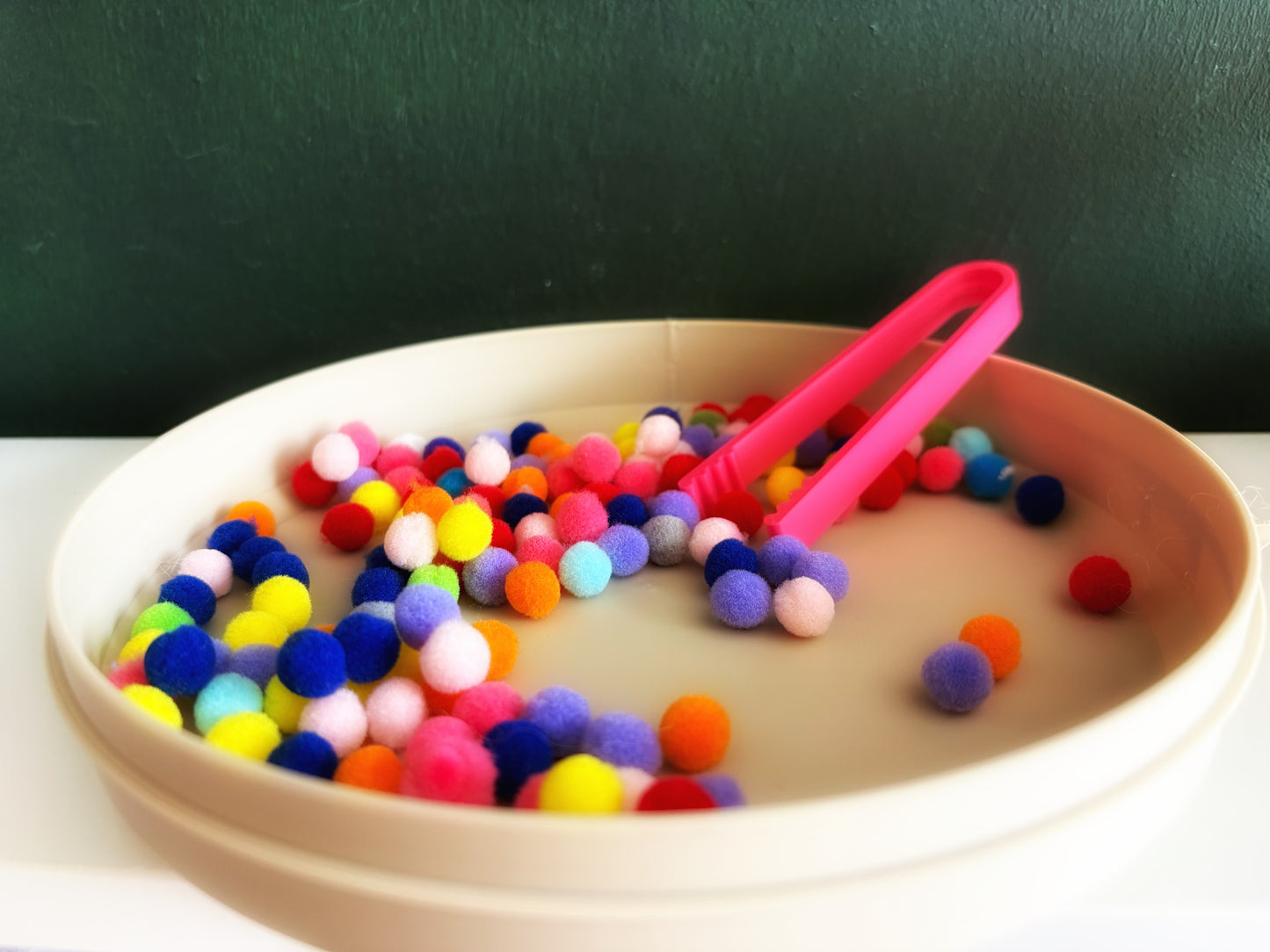 Sensory Play Tray met 4 vakken en deksel – Montessori sensorisch speelgoed