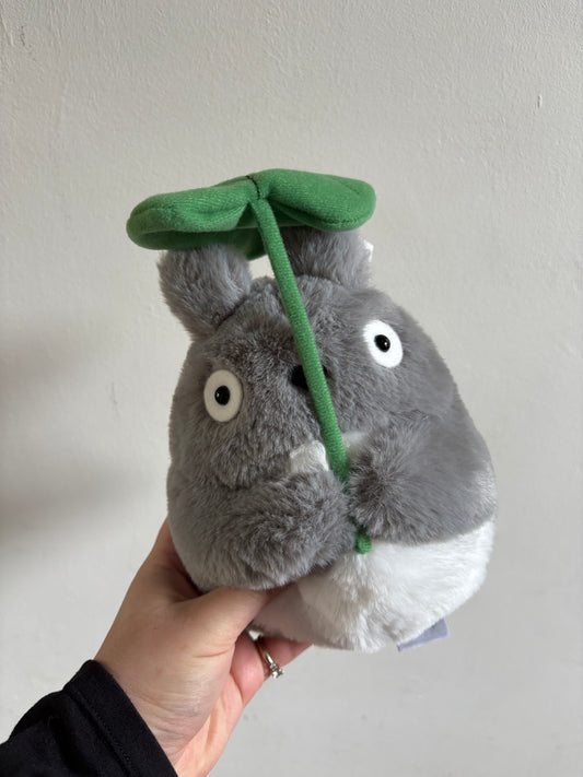 MY NEIGHBOUR TOTORO - Grey Totoro with leaf - Nakayoshi Plush