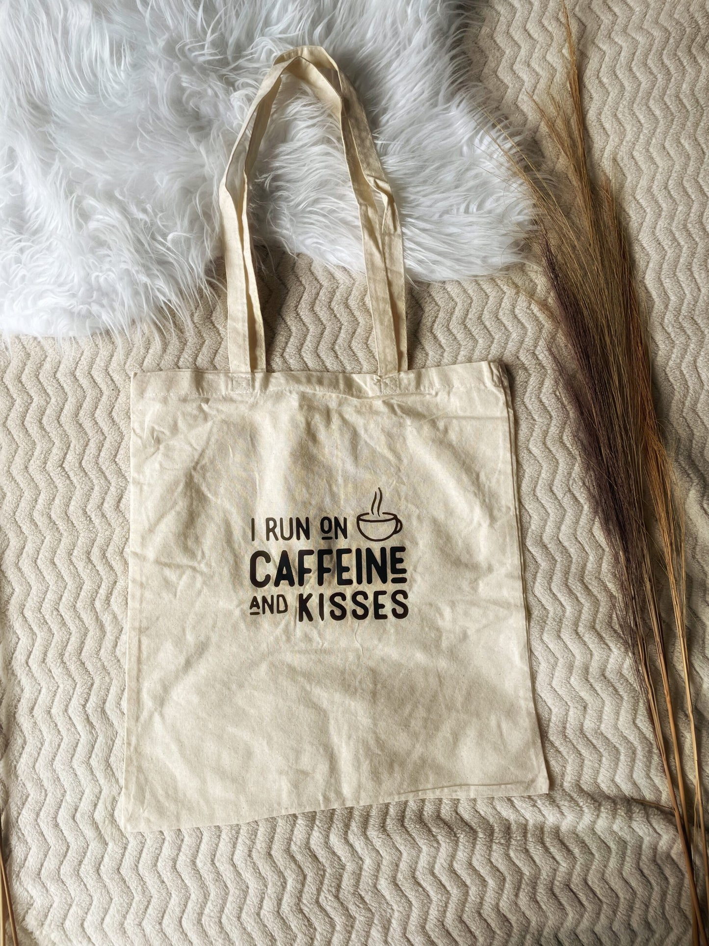 Canvas tas "i run on caffeine and kisses"